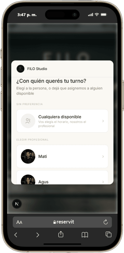 Un cliente eligiendo profesional desde el celular